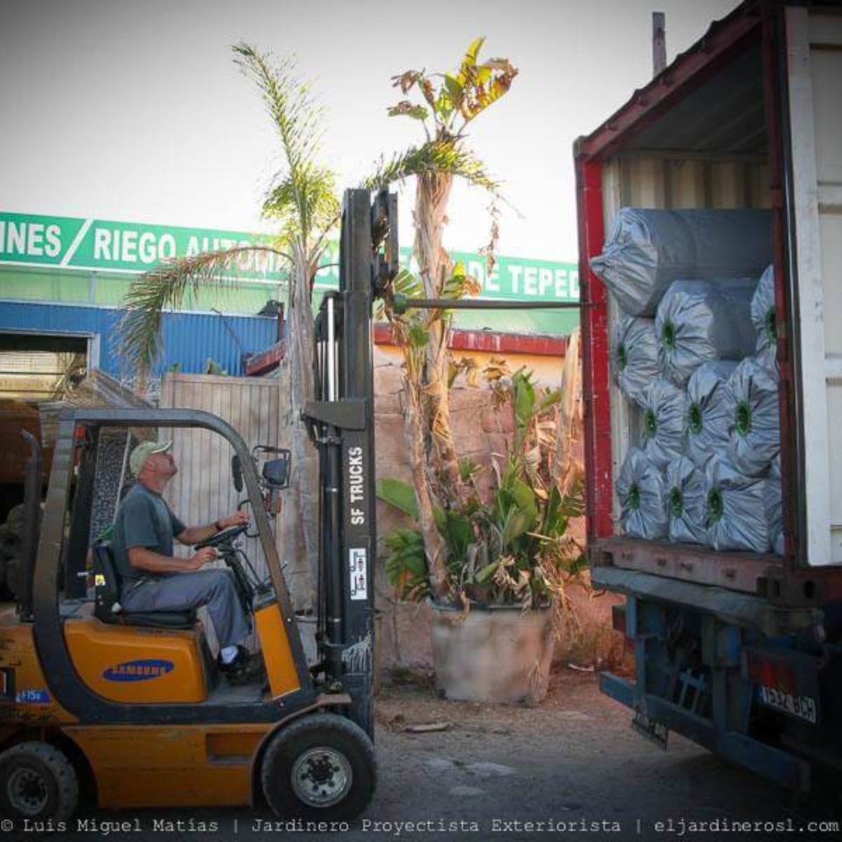 Maquinaria e infraestructura  para instalar césped artificial en Cádiz