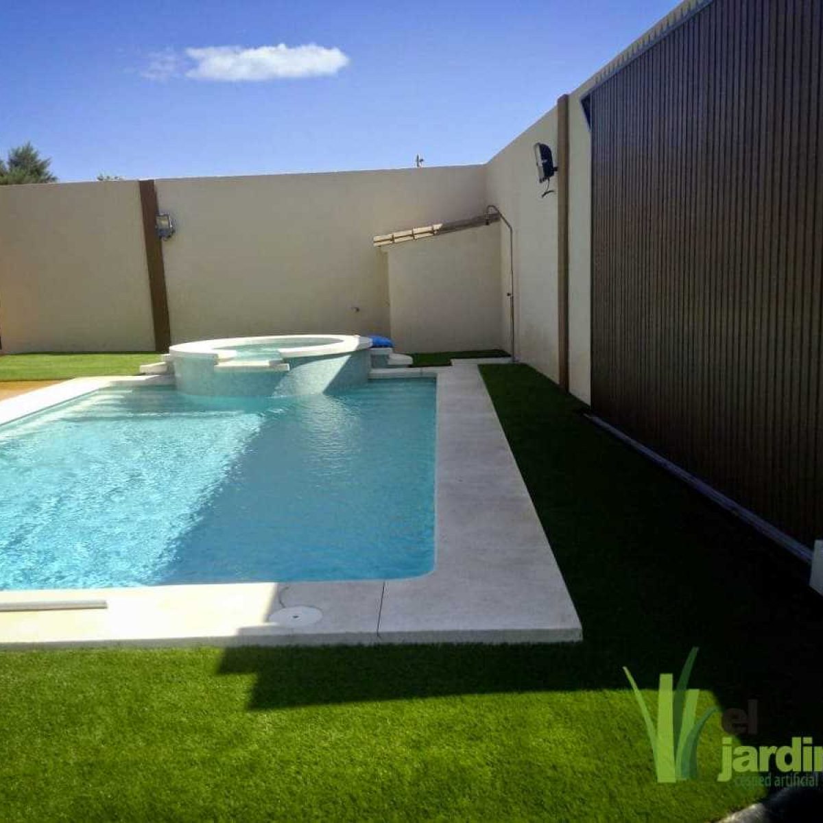 Proyectos en piscinas con Césped artificial por la provincia de Cádiz